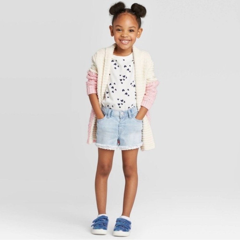 NWT Toddler Girls' Lace Hem Jean Shorts - Cat &
Jack™ Light Wash 2T